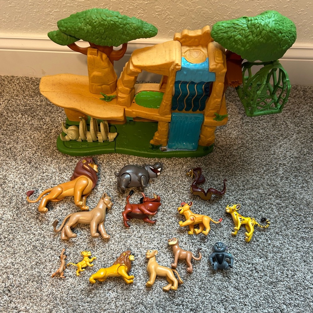 Lion King/ Lion Guard Adventure Playset with Figures